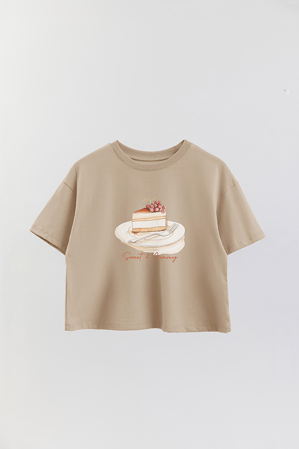 REMERA CROP ESTAMPADA COASTAL SWEET CREAMY
