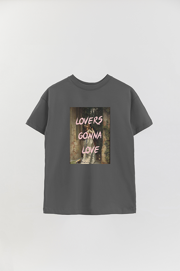 REMERA OVER ESTAMPADA ART COLLECTION 44 LOVERS GONNA LOVE