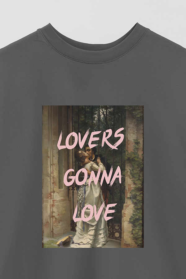 REMERA OVER ESTAMPADA ART COLLECTION 44 LOVERS GONNA LOVE