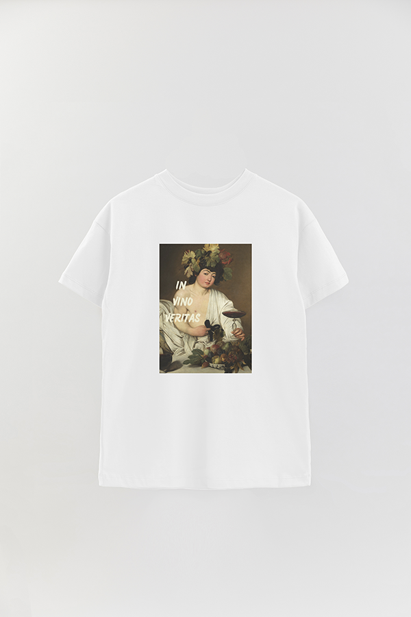 REMERA OVER ESTAMPADA ART COLLECTION 57 IN VINO VERITAS