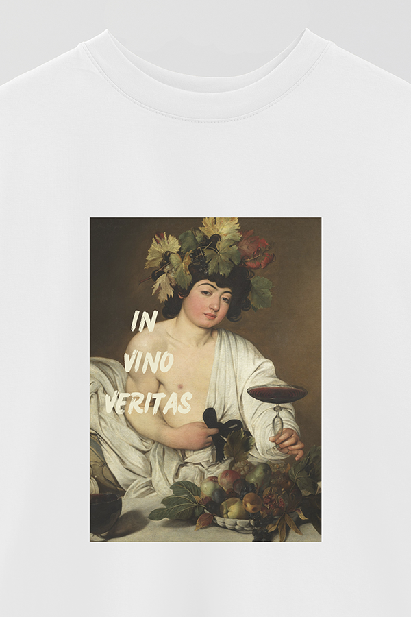 REMERA OVER ESTAMPADA ART COLLECTION 57 IN VINO VERITAS