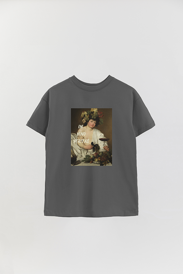 REMERA OVER ESTAMPADA ART COLLECTION 57 IN VINO VERITAS