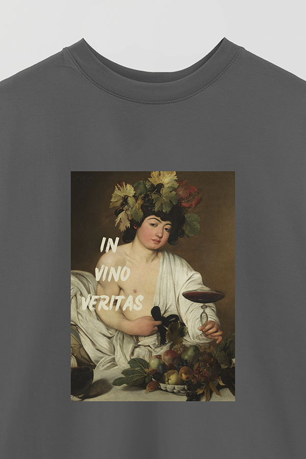 REMERA OVER ESTAMPADA ART COLLECTION 57 IN VINO VERITAS