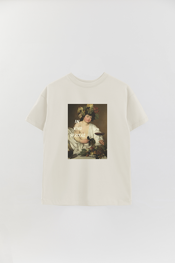 REMERA OVER ESTAMPADA ART COLLECTION 57 IN VINO VERITAS