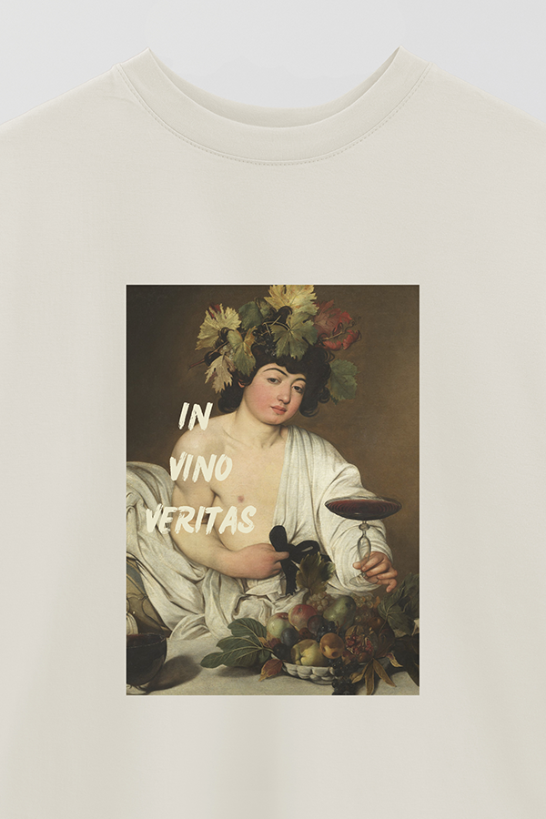 REMERA OVER ESTAMPADA ART COLLECTION 57 IN VINO VERITAS