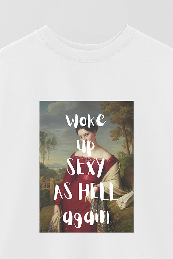 REMERA OVER ESTAMPADA ART COLLECTION 20 WOKE UP SEXY AS HELL AGAIN
