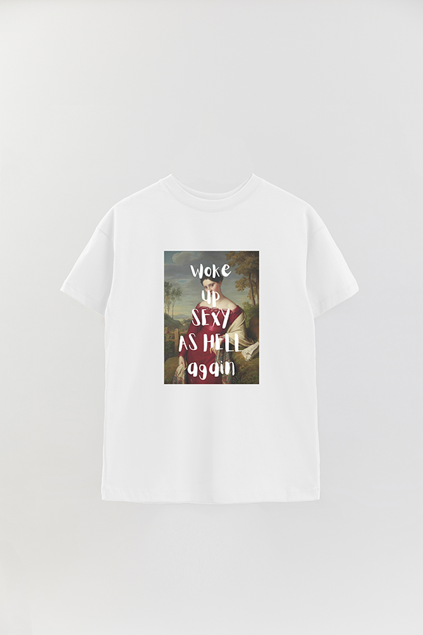 REMERA OVER ESTAMPADA ART COLLECTION 20 WOKE UP SEXY AS HELL AGAIN