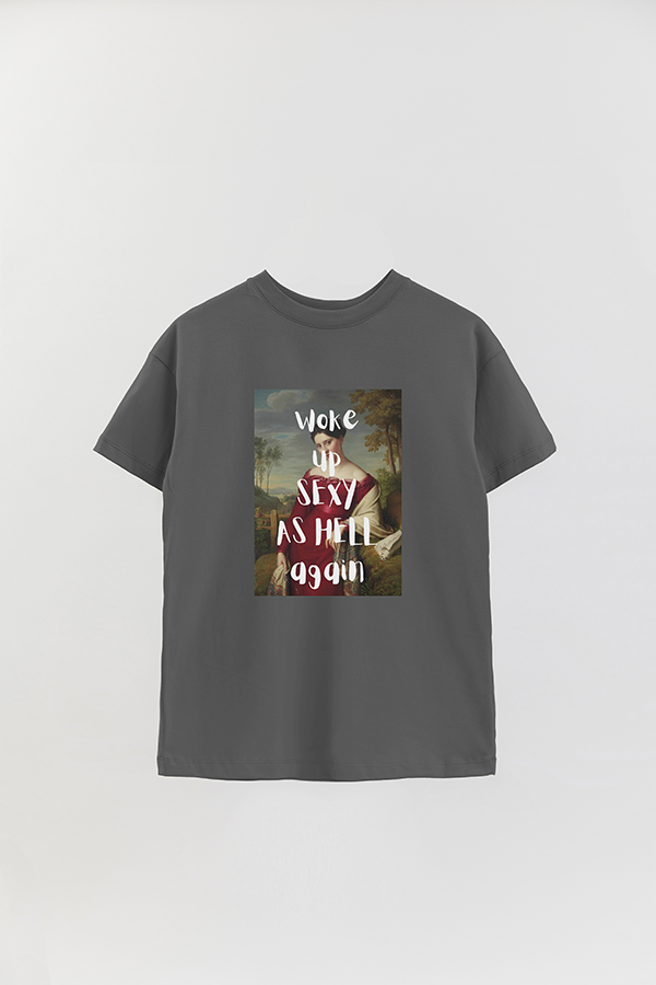 REMERA OVER ESTAMPADA ART COLLECTION 20 WOKE UP SEXY AS HELL AGAIN