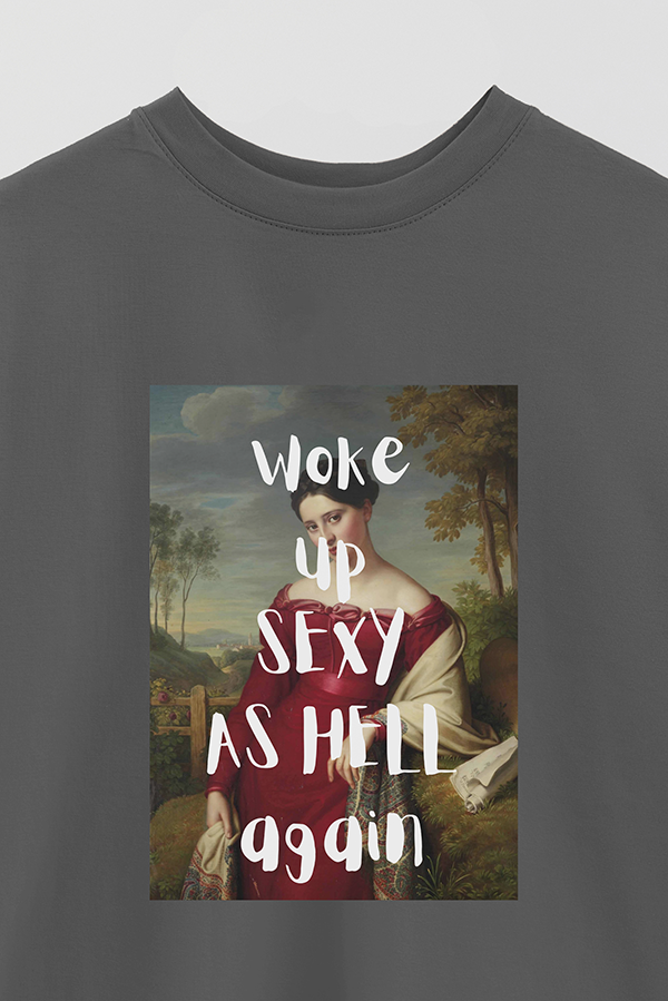 REMERA OVER ESTAMPADA ART COLLECTION 20 WOKE UP SEXY AS HELL AGAIN
