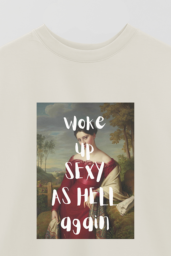REMERA OVER ESTAMPADA ART COLLECTION 20 WOKE UP SEXY AS HELL AGAIN