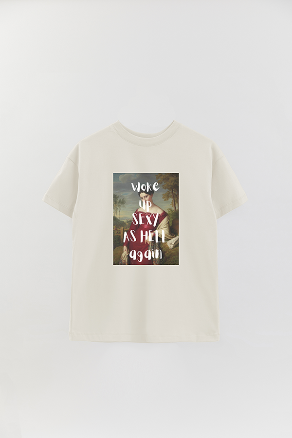 REMERA OVER ESTAMPADA ART COLLECTION 20 WOKE UP SEXY AS HELL AGAIN
