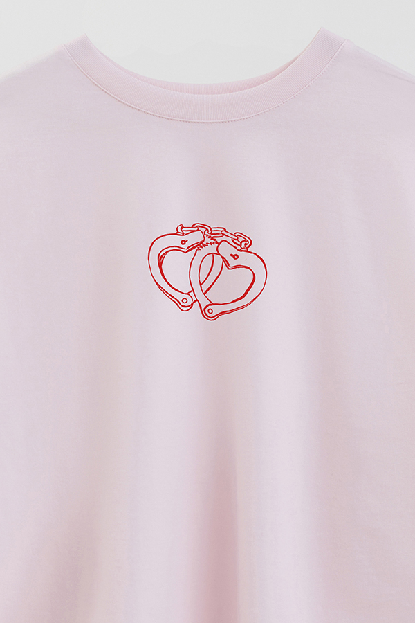 REMERA CROP ESTAMPADA VALENTINE HANDCUFF