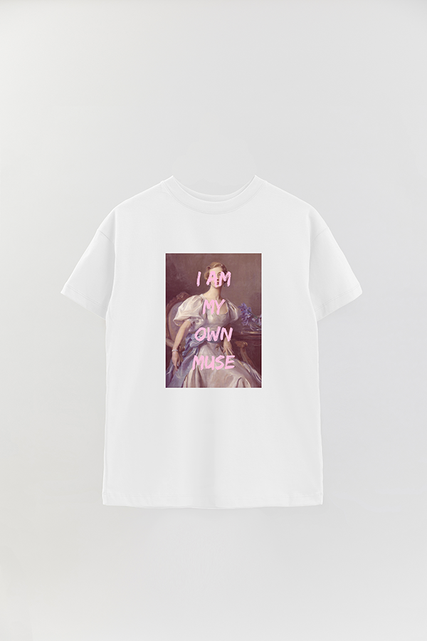 REMERA OVER ESTAMPADA ART COLLECTION 45 I AM MY OWN MUSE