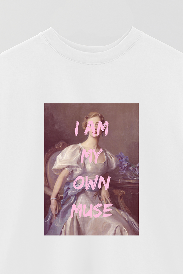 REMERA OVER ESTAMPADA ART COLLECTION 45 I AM MY OWN MUSE