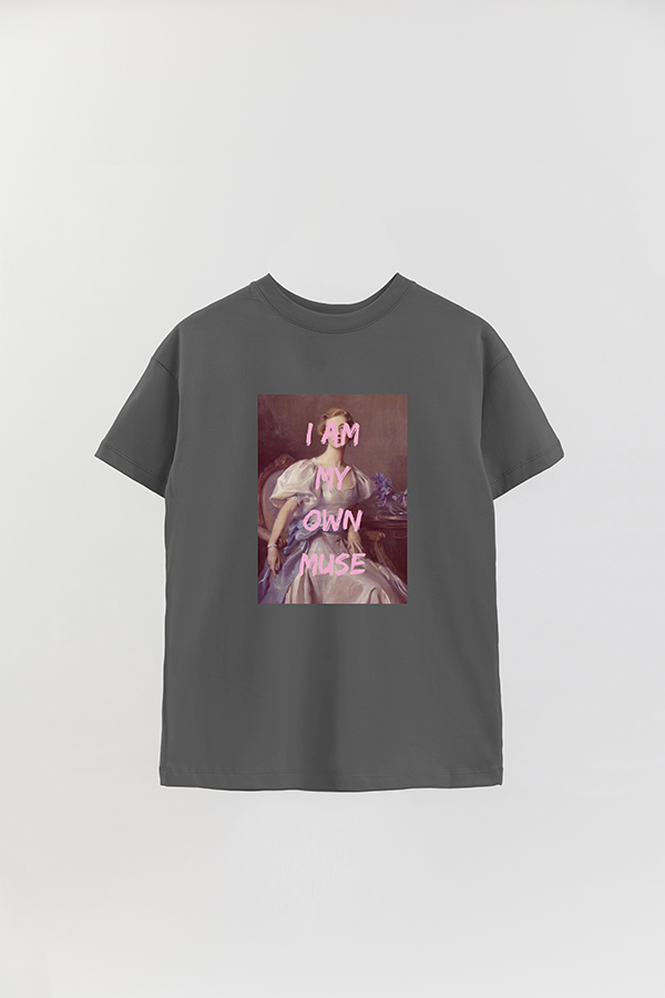 REMERA OVER ESTAMPADA ART COLLECTION 45 I AM MY OWN MUSE