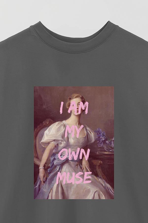 REMERA OVER ESTAMPADA ART COLLECTION 45 I AM MY OWN MUSE