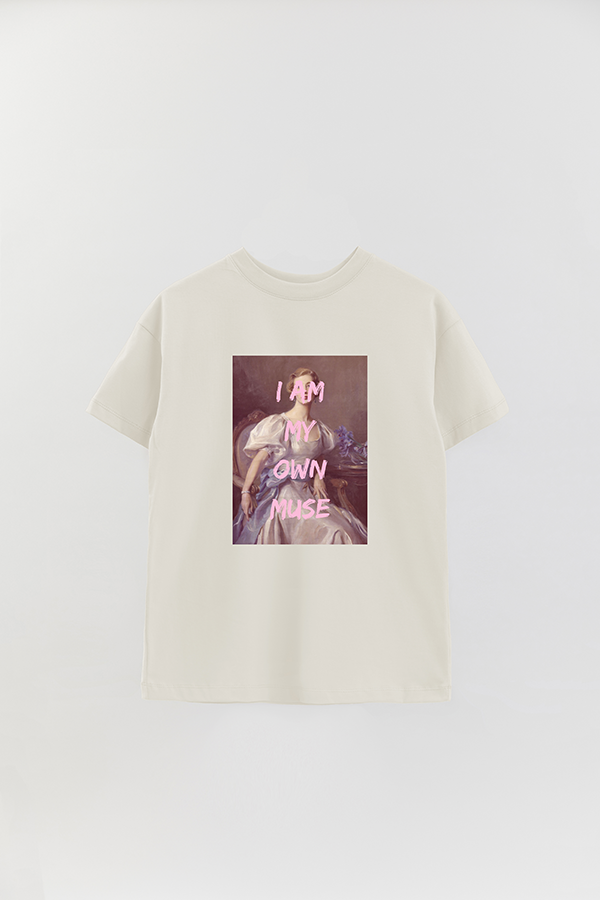 REMERA OVER ESTAMPADA ART COLLECTION 45 I AM MY OWN MUSE