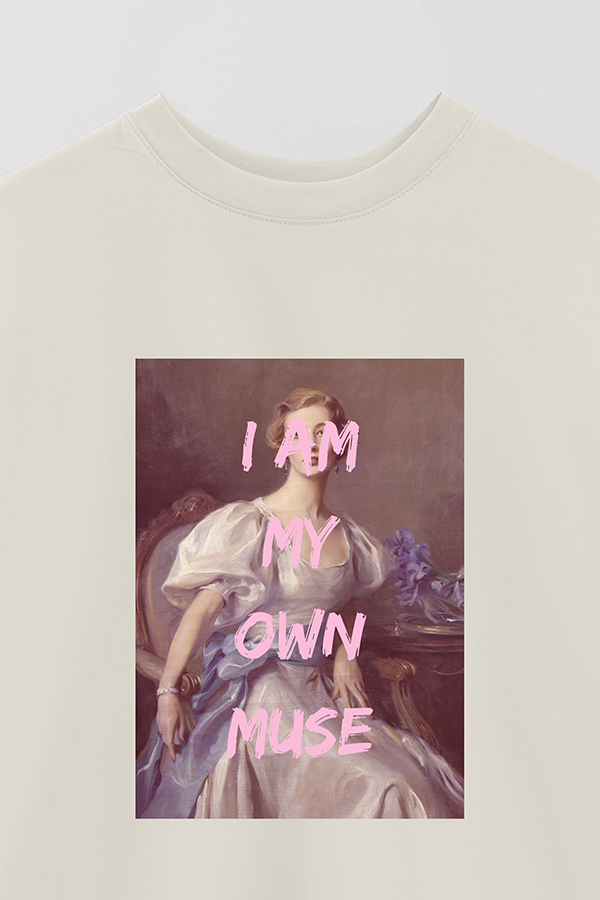 REMERA OVER ESTAMPADA ART COLLECTION 45 I AM MY OWN MUSE