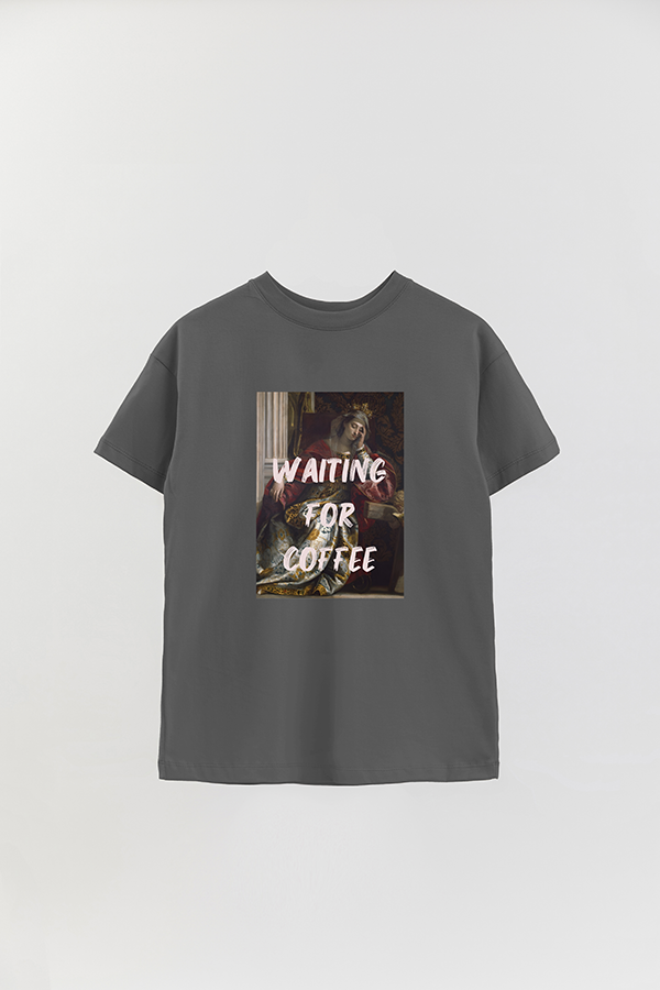 REMERA OVER ESTAMPADA ART COLLECTION 4 WAITING FOR COFFEE