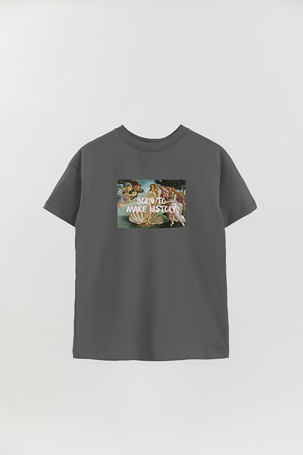 REMERA OVER ESTAMPADA ART COLLECTION 13 BORN TO MAKE HISTORY