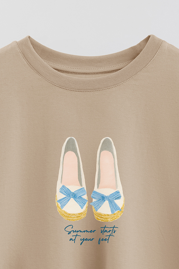 REMERA CROP ESTAMPADA COASTAL SUMMER STARTS AT YOUR FEET