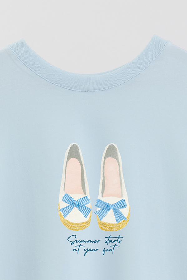 REMERA CROP ESTAMPADA COASTAL SUMMER STARTS AT YOUR FEET