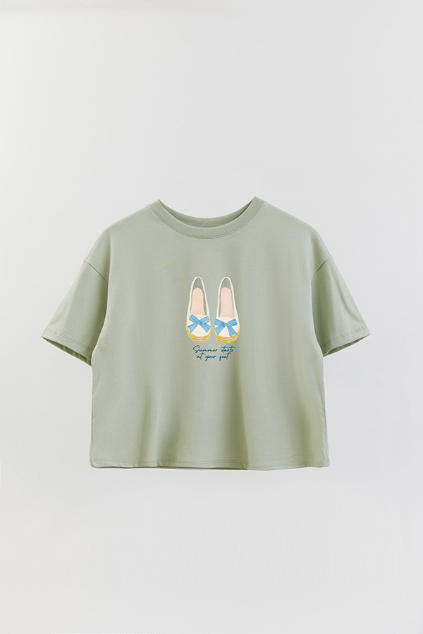 REMERA CROP ESTAMPADA COASTAL SUMMER STARTS AT YOUR FEET