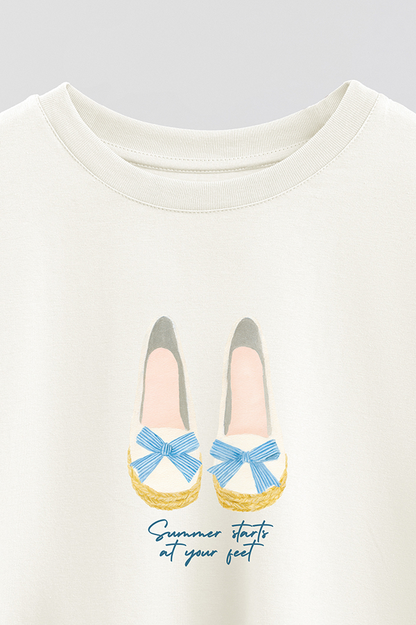 REMERA CROP ESTAMPADA COASTAL SUMMER STARTS AT YOUR FEET