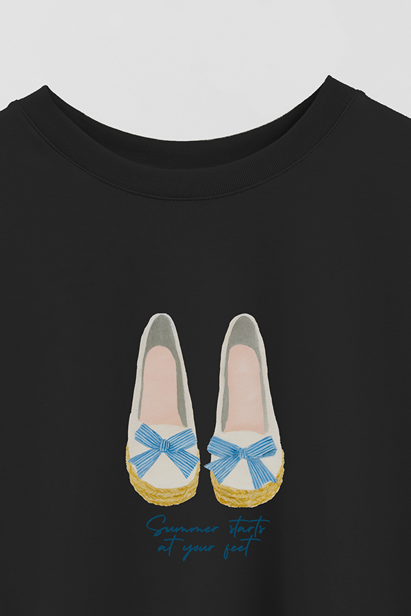 REMERA CROP ESTAMPADA COASTAL SUMMER STARTS AT YOUR FEET