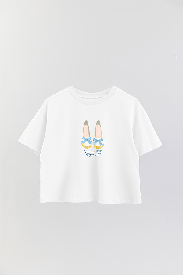 REMERA CROP ESTAMPADA COASTAL SUMMER STARTS AT YOUR FEET