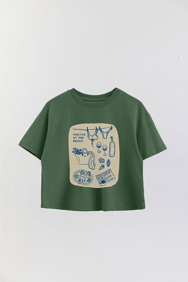 REMERA CROP ESTAMPADA BEACH MEET ME AT THE BEACH SAND