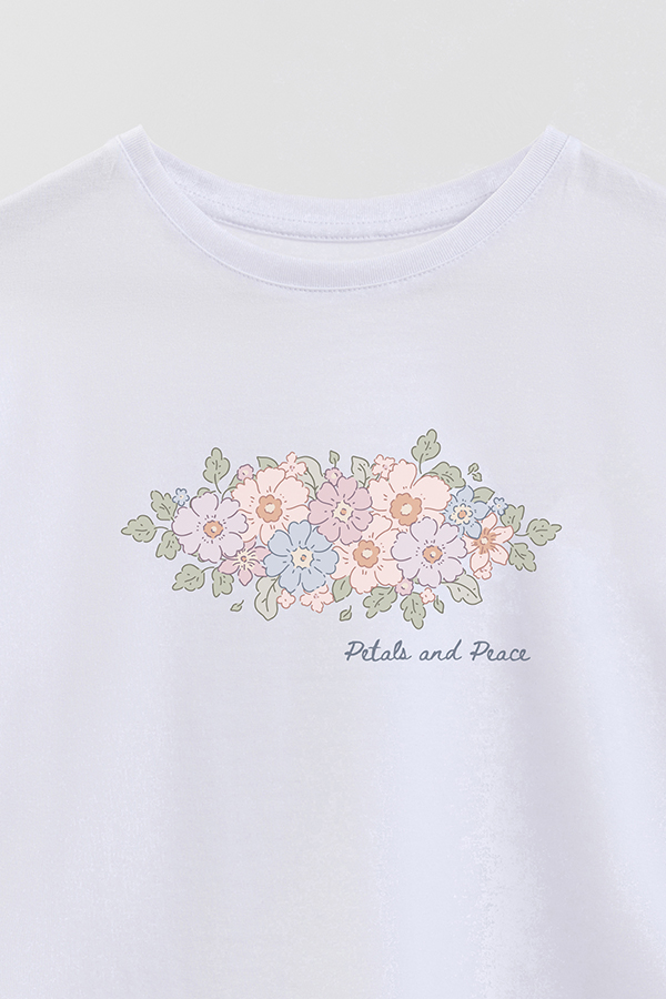 REMERA GIRL OVER BLOOMS PETALS AND PEACE