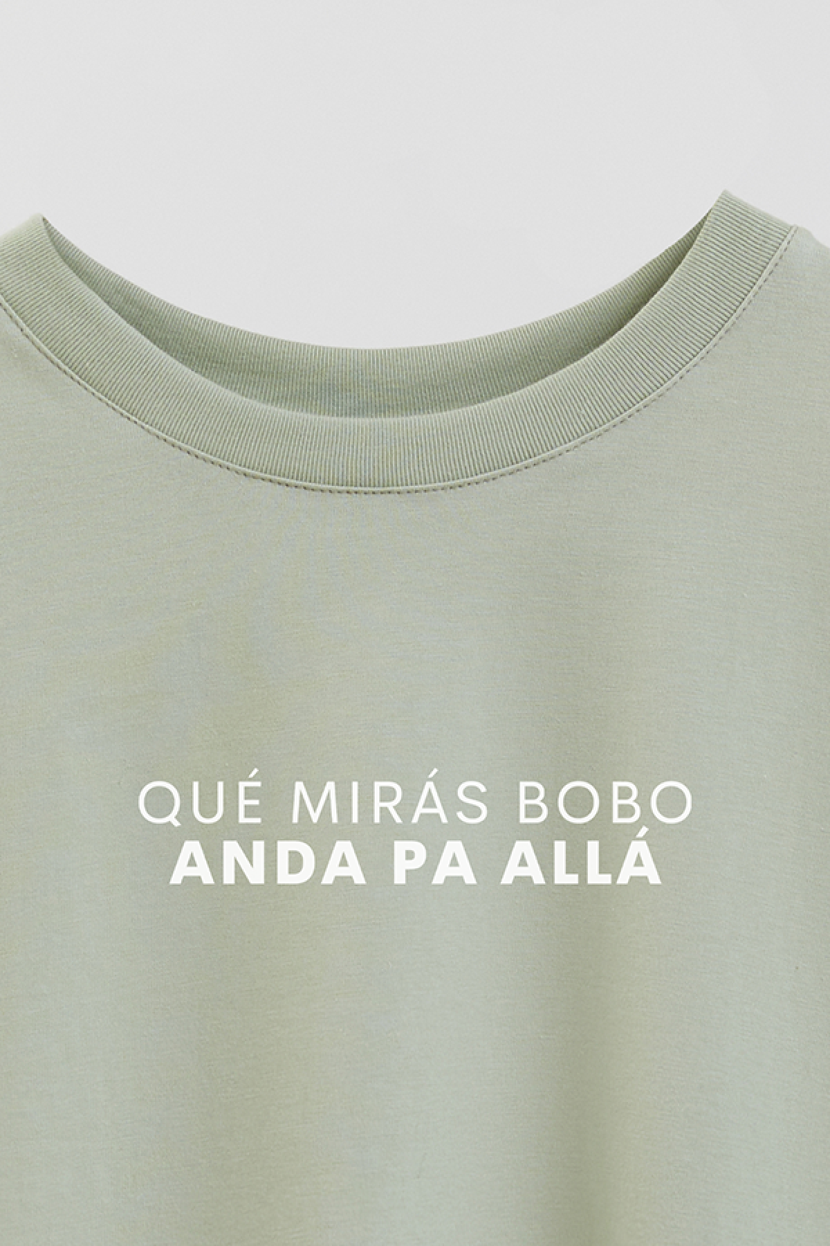 REMERA CROP ESTAMPADA WCV QUE MIRAS BOBO