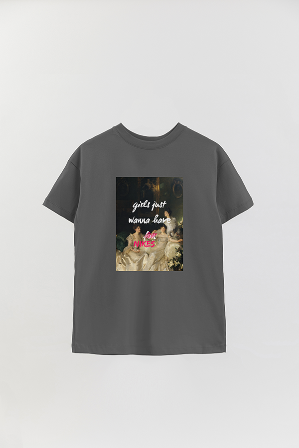 REMERA OVER ESTAMPADA ART COLLECTION 79 GIRLS JUST WANNA HAVE NIKES 2