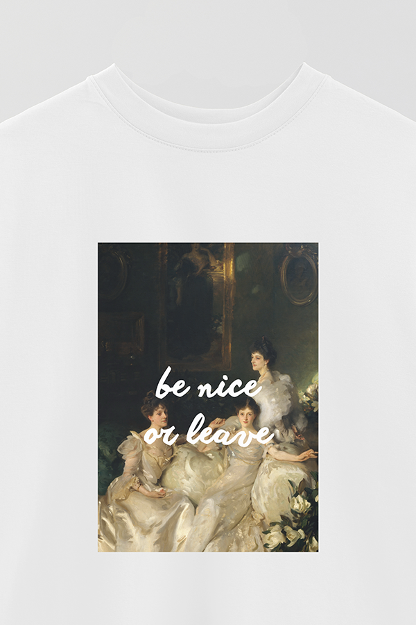 REMERA OVER ESTAMPADA ART COLLECTION 18 BE NICE OR LEAVE