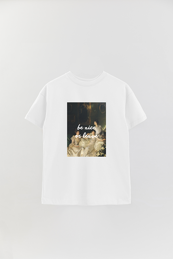 REMERA OVER ESTAMPADA ART COLLECTION 18 BE NICE OR LEAVE