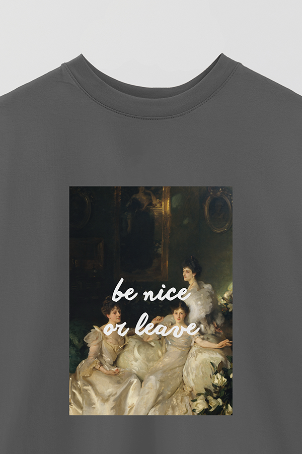 REMERA OVER ESTAMPADA ART COLLECTION 18 BE NICE OR LEAVE