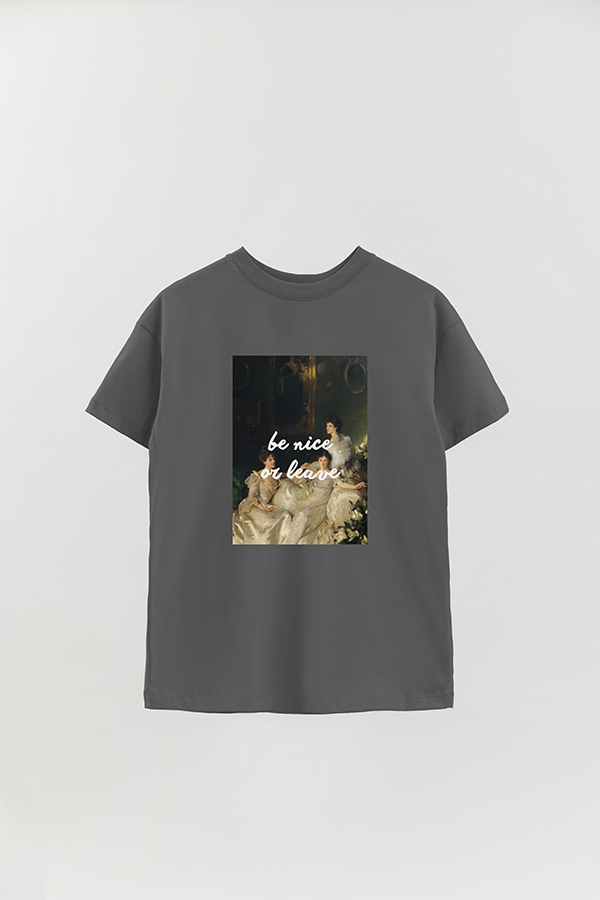 REMERA OVER ESTAMPADA ART COLLECTION 18 BE NICE OR LEAVE