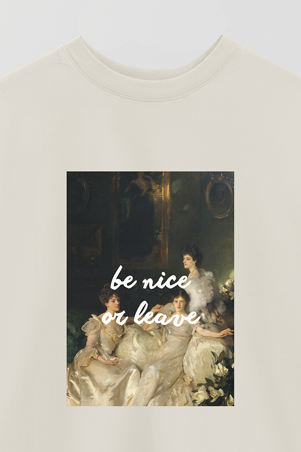 REMERA OVER ESTAMPADA ART COLLECTION 18 BE NICE OR LEAVE