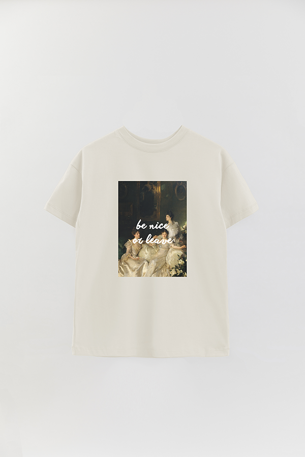 REMERA OVER ESTAMPADA ART COLLECTION 18 BE NICE OR LEAVE