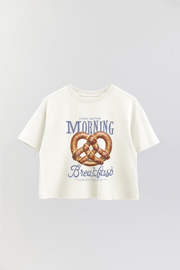REMERA CROP ESTAMPADA PRETZEL