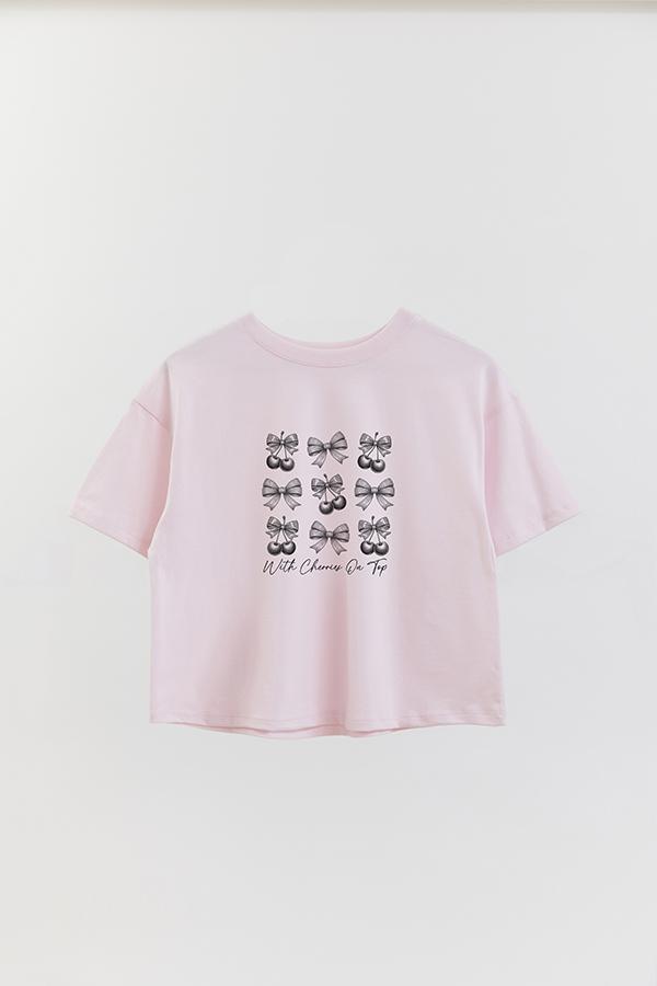 REMERA CROP ESTAMPADA COQUETTE WITH CHERRIES ON TOP