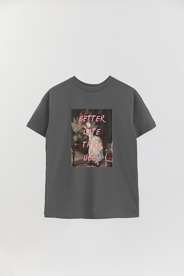 REMERA OVER ESTAMPADA ART COLLECTION 99 BETTER LATE