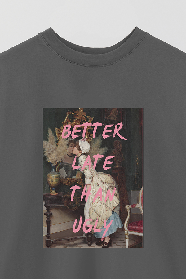 REMERA OVER ESTAMPADA ART COLLECTION 99 BETTER LATE