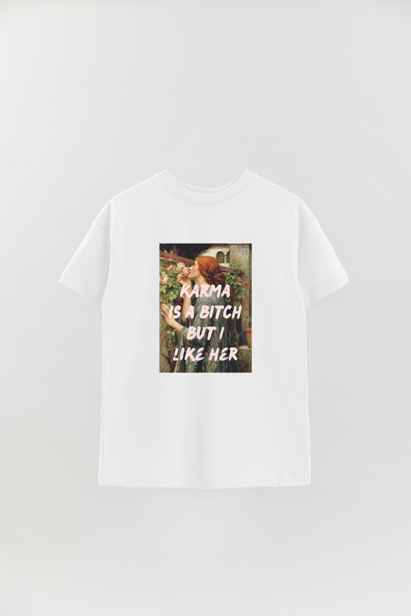 REMERA OVER ESTAMPADA ART COLLECTION 47 KARMA IS A BITCH