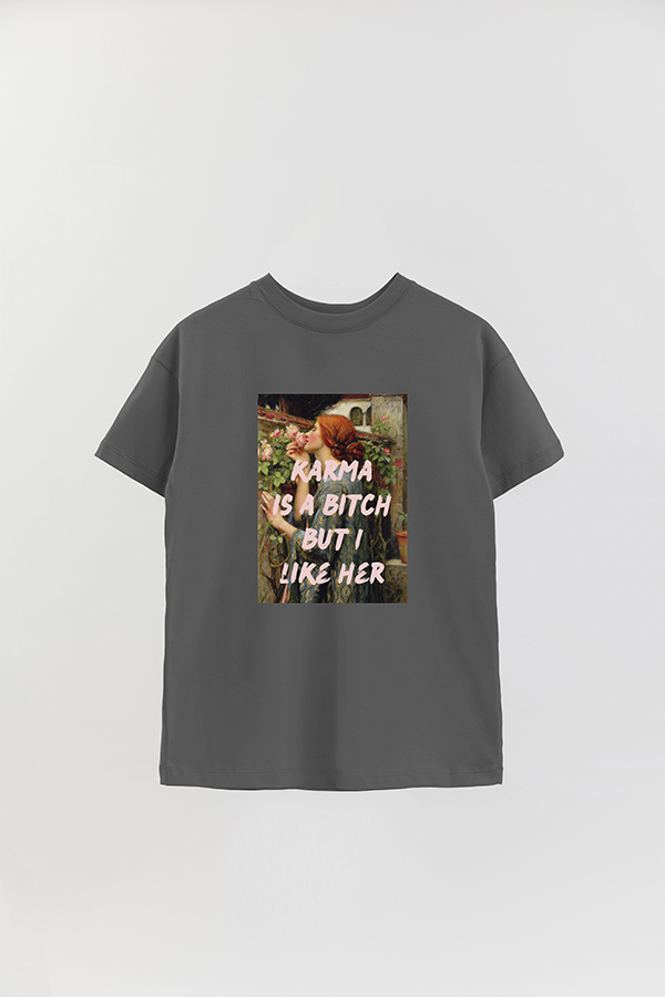 REMERA OVER ESTAMPADA ART COLLECTION 47 KARMA IS A BITCH