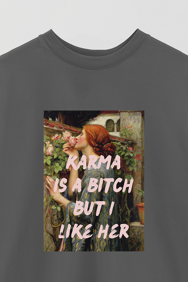REMERA OVER ESTAMPADA ART COLLECTION 47 KARMA IS A BITCH