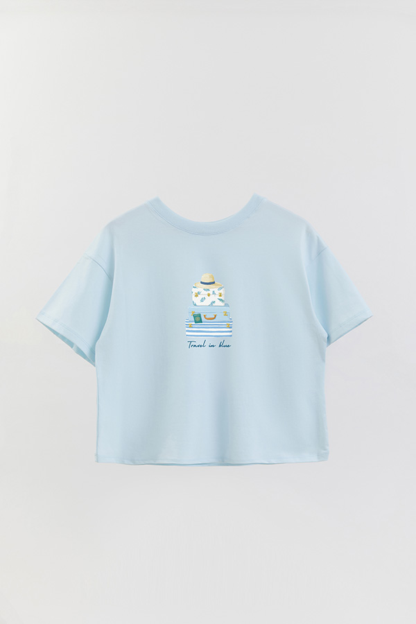 REMERA CROP ESTAMPADA COASTAL TRAVEL IN BLUE