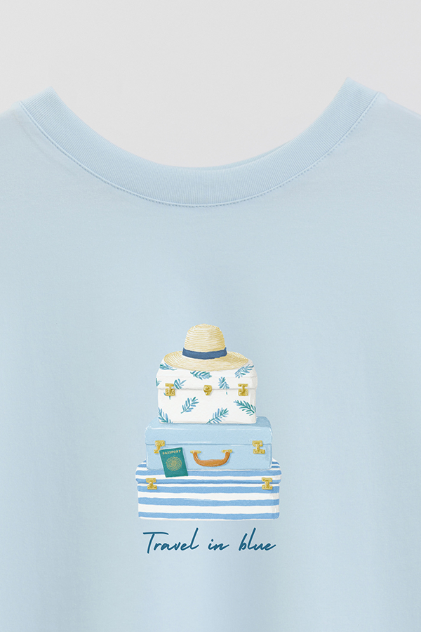 REMERA CROP ESTAMPADA COASTAL TRAVEL IN BLUE