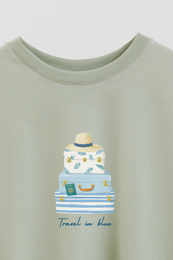 REMERA CROP ESTAMPADA COASTAL TRAVEL IN BLUE
